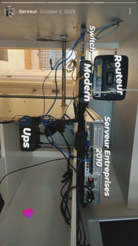 Pile réseau maison — switch, modem, routeur, serveur, onduleur